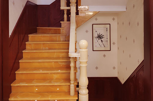鹤山中式别墅室内汉白玉石楼梯的定制安装装饰效果