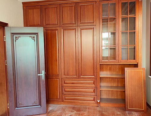 鹤山中式家庭装修里定制的实木衣柜效果图